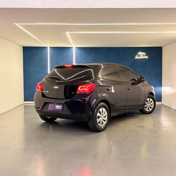 Chevrolet ONIX HATCH LT 1.0 8V FlexPower 5p Mec. - Preto - 201 2018 - Foto 4